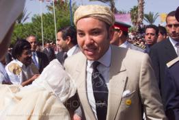 Image du Maroc Professionnelle de  Le Roi Mohammed VI est accueillit par les notable du sud à son arrivée à Dakhla, Jeudi 1er novembre 2001.
Le Roi du Maroc entame une nouvelle visite historique dans les provinces du sud du Maroc comprenant Dakhla et Laayoune. (Photo / Abdeljalil Bounhar) 